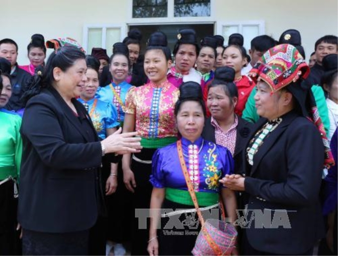 Phó Chủ tịch Quốc hội Tòng Thị Phóng với nhân dân Bản Hun, xã Chiềng Cọ, thành phố Sơn La, tỉnh Sơn La. Ảnh: Phương Hoa/TTXVN